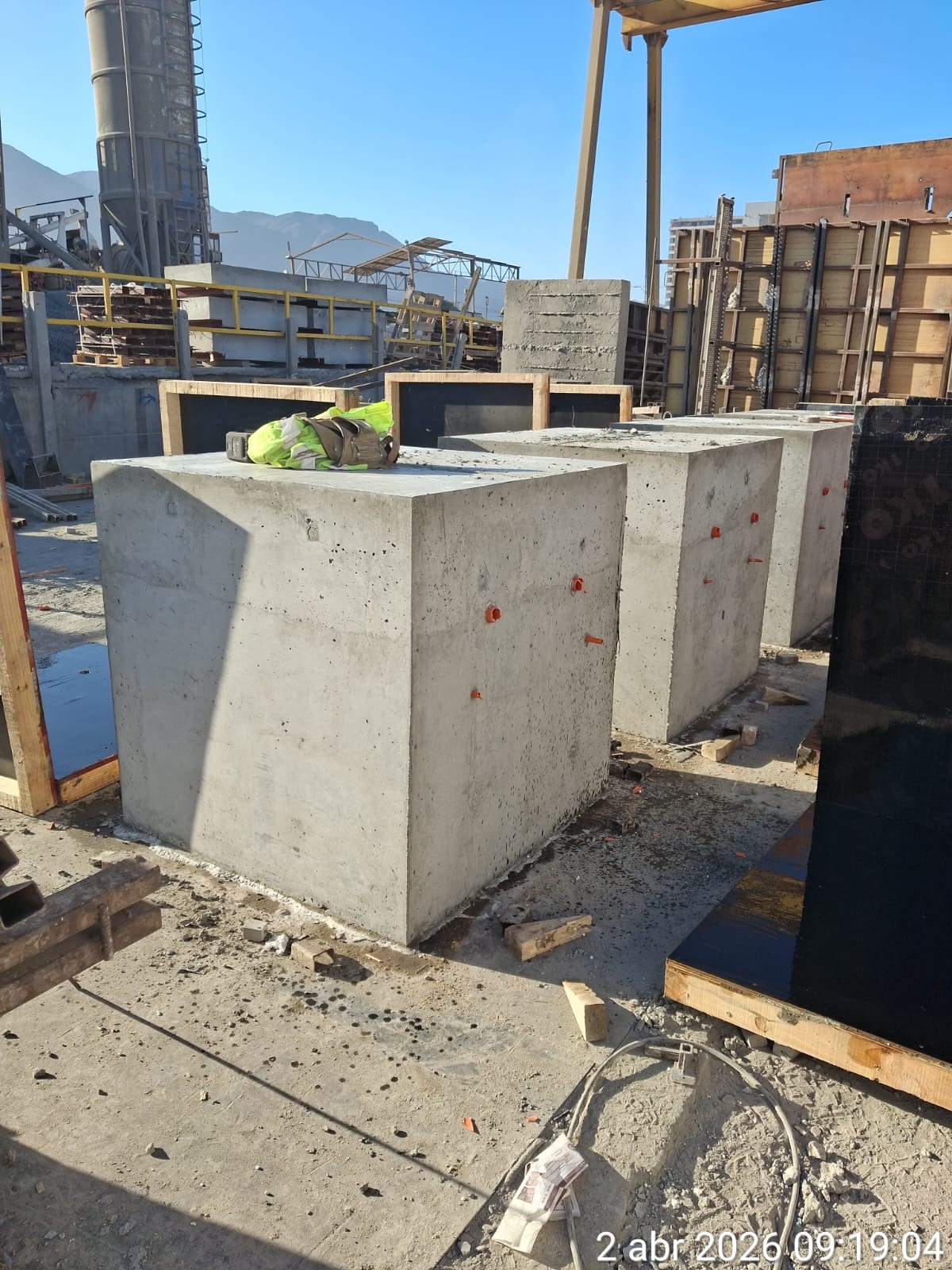 Bloques prefabricados de hormigón terminados en patio industrial.