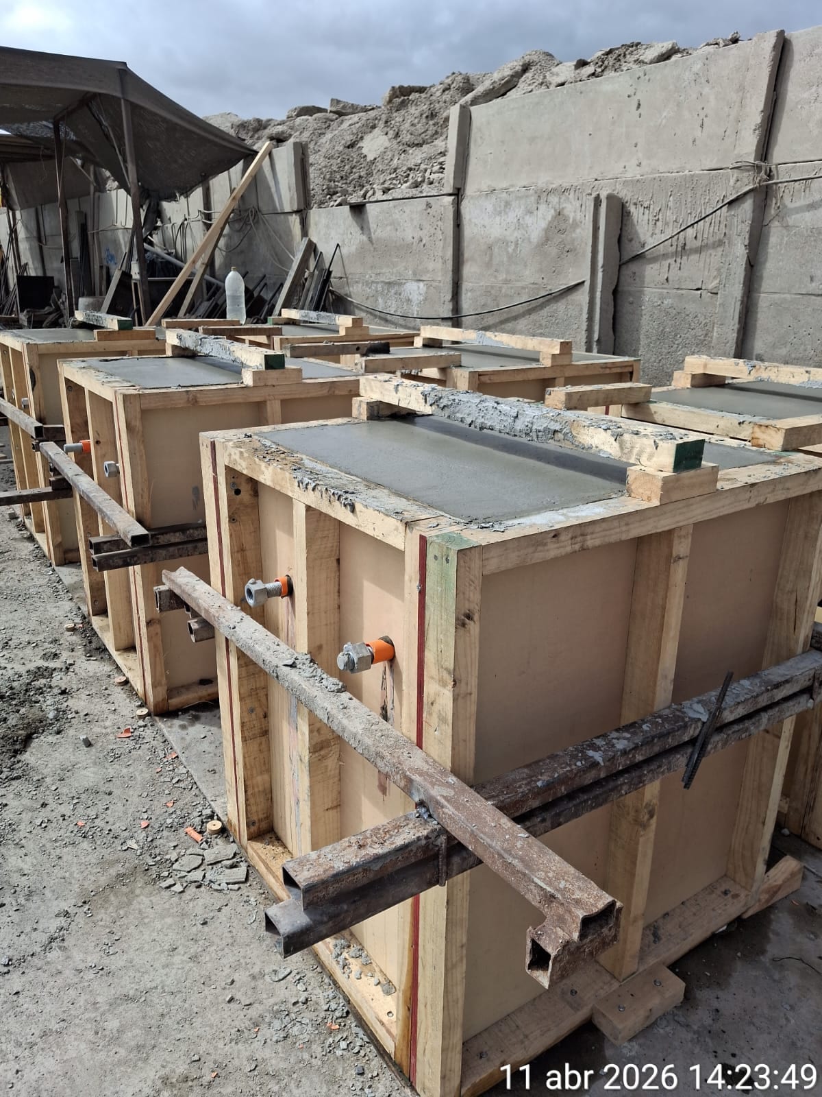 Moldajes de madera con hormigón fresco para piezas prefabricadas.