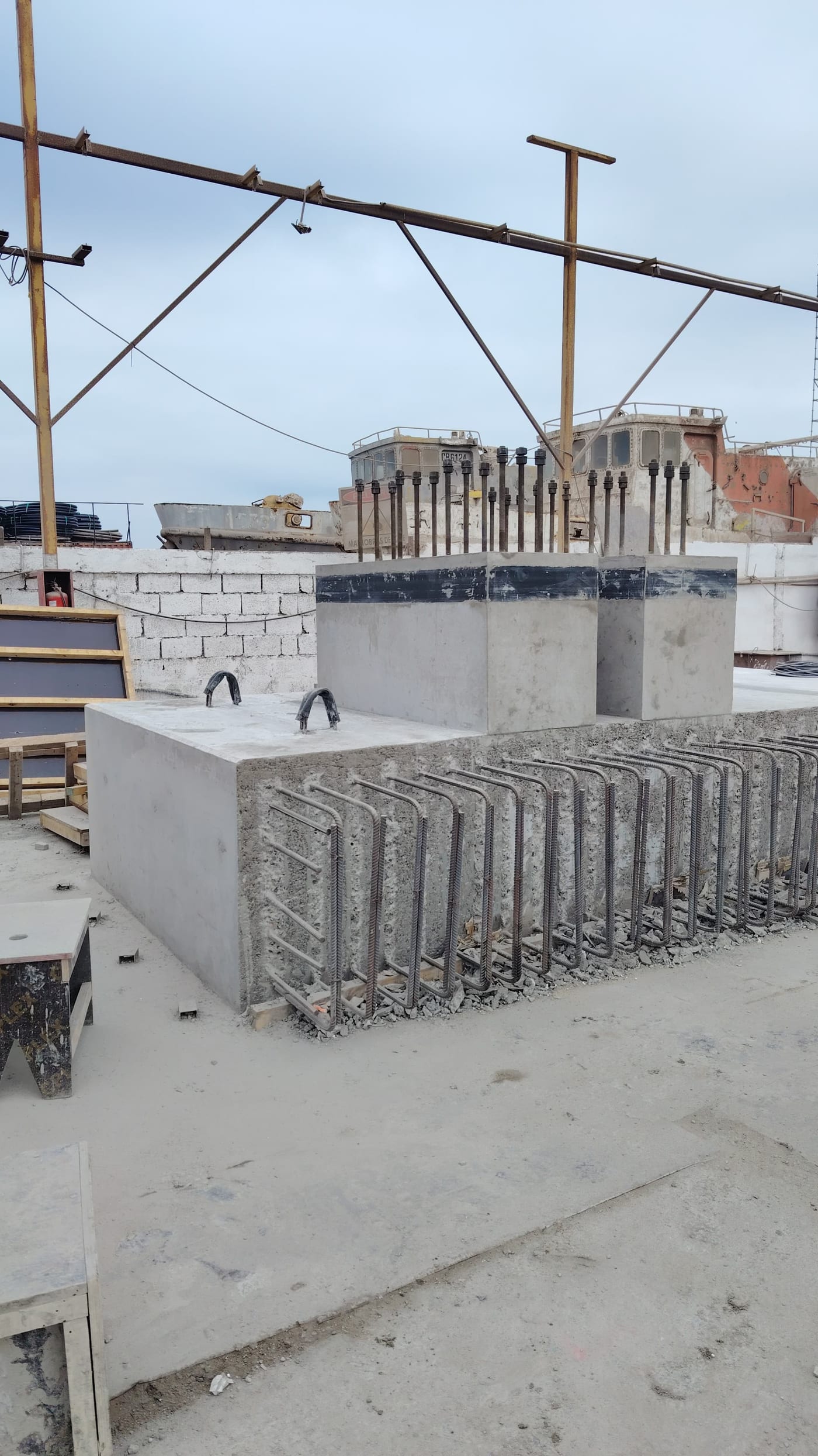 Pedestales prefabricados con armaduras expuestas para conexión estructural.