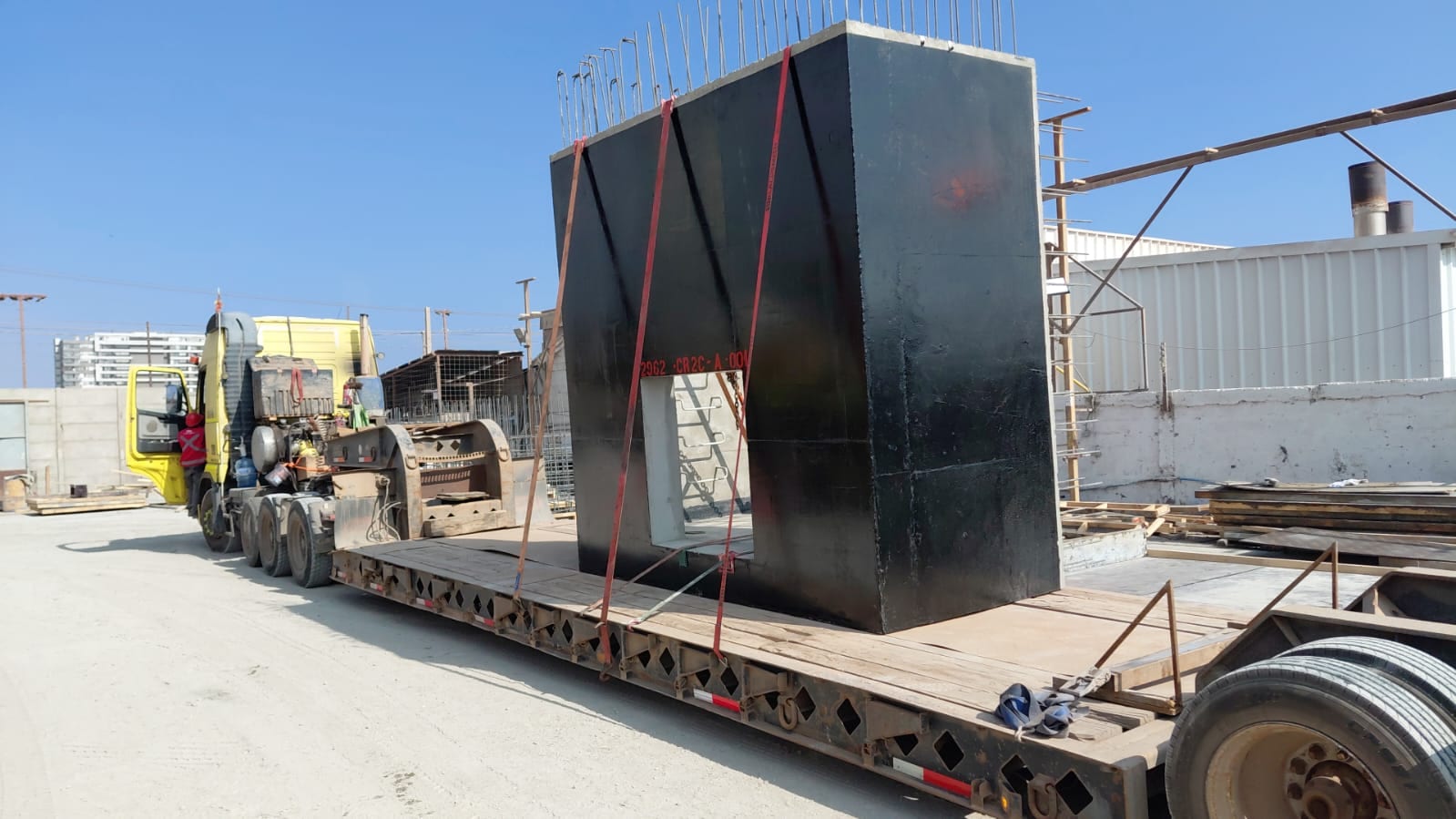 Módulo prefabricado de hormigón sobre cama baja para transporte especial.
